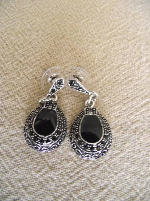 STUNNING VINTORIO COLLECTION FEAUX ONYX DANGLE EARRINGS