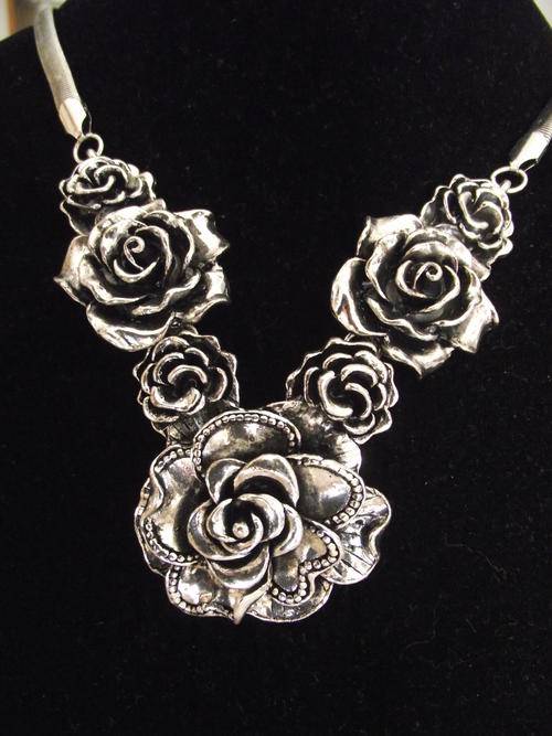GORGEOUS VINTORIO COLLECTION SILVER 7 FLOWERS NECKLACE