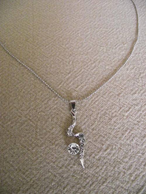 GORGEOUS SILVER CRYSTAL PENDANT + FREE CHAIN