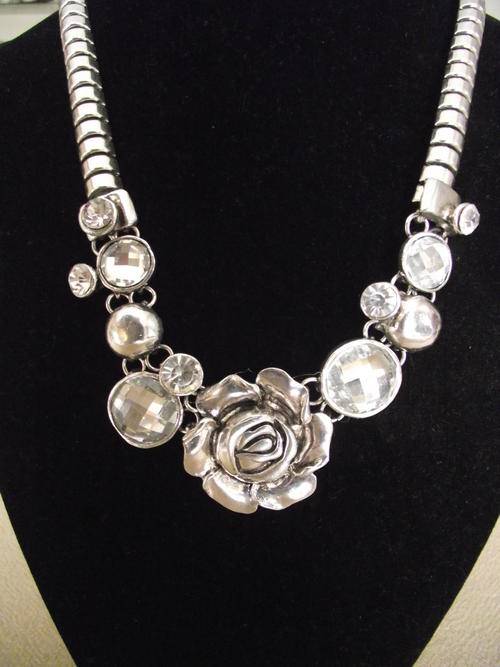 BEAUTIFUL TIBETAN SILVER FLOWER & CRYSTAL DANGLE NECKLACE
