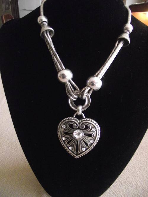 LOVELY SILVER CRYSTAL HEART PENDANY & CHAIN NECKLACE