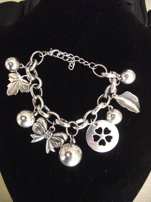 STUNNING SILVER BOWS & BALLS BRACELET
