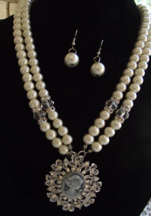 Stunning Feaux Pearls & Crystal Cameo  Necklace & Earrings set