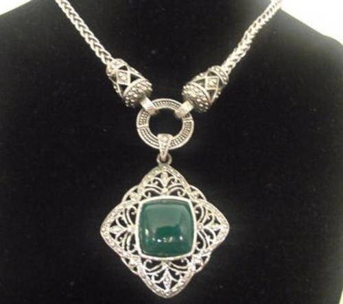 ***LAST ONE***GORGEOUS  GREEN  PENDANT & NECKLACE