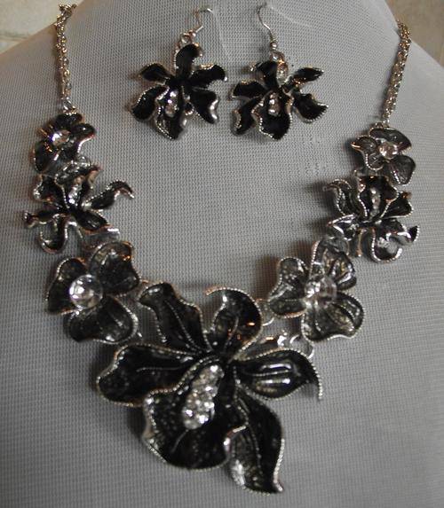 ***NEW*** FLOWER BOUQUET COLLECTION 2012 Black Enameled Necklace & Earrings Set