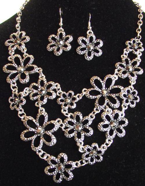***NEW***Gorgeous Metalic Silver Color Daizy & Rhinestones Necklace & Earrings Set