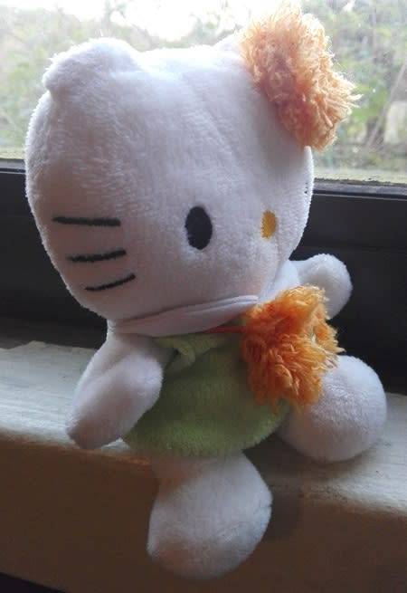 Hello Kitty with fluffy hair clip and handbag.  Plush toy doll!  17cm.