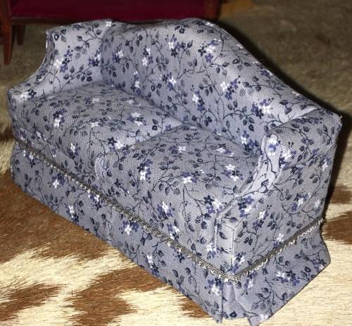 Doll House - Couch 13 cm x 6 cm x 6 cm