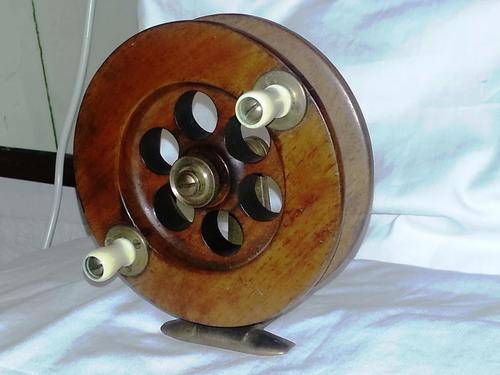 VINTAGE WOOD & BRASS SCARBOROUGH FISHING REEL 15 CM DIAMETER