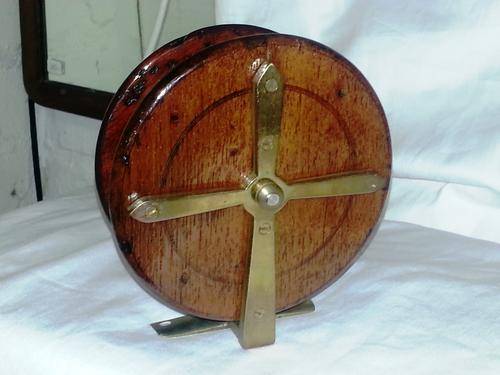 VINTAGE WOOD & BRASS FISHING REEL 13 CM DIAMETER