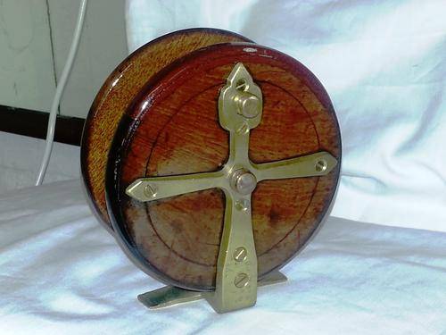 VINTAGE WOOD & BRASS FISHING REEL 13 CM DIAMETER