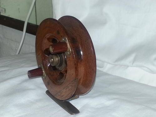 VINTAGE WOOD & BRASS FISHING REEL 11 CM DIAMETER