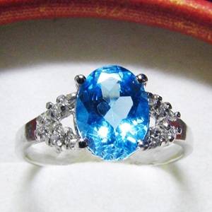 GLISTENING 9K SOLID WHITE GOLD SWISS BLUE AND WHITE TOPAZ RING! 2.750CTS
