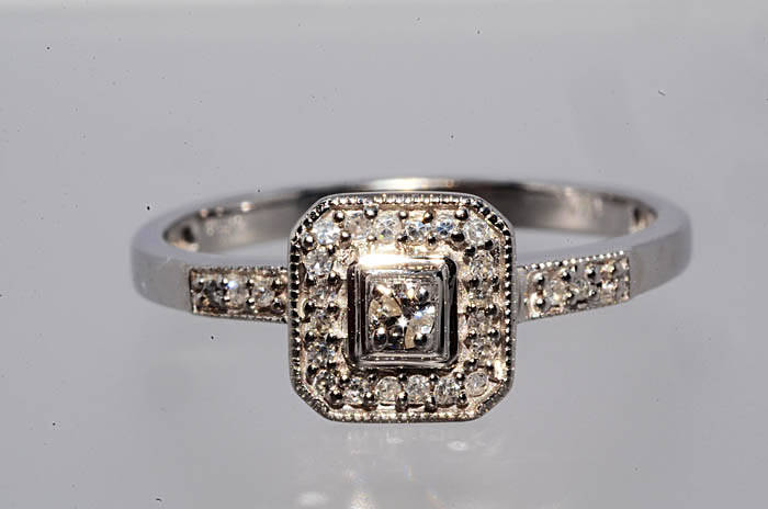 STUNNING 10K SOLID WHITE GOLD DIAMOND RING! 0.350CTS VALUE : R16'713.00