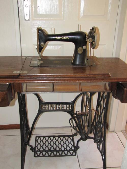 Singer Sewing Machine ca.late 1920s??  NOTE: BUYER MUST COLLECT