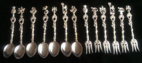 SET OF ORNATE ORNATE VINTAGE SILVER TONE TEA SPOONS AND CAKE FORKS