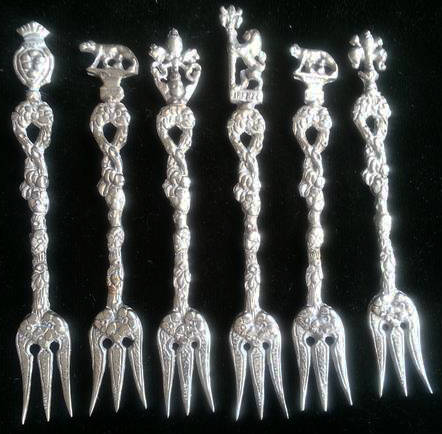 SET OF ORNATE ORNATE VINTAGE SILVER TONE TEA SPOONS AND CAKE FORKS