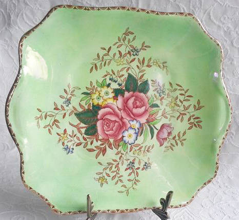 VINTAGE, HAND PAINTED, MALING LUSTRE CAKE PLATE IN THE ROSALAND DESIGN, MADE IN ENGLAND.