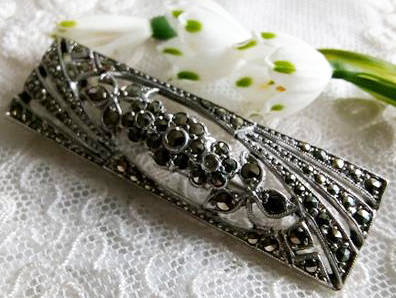 VINTAGE. ART DECO DESIGN, STERLING SILVER MARCASITE BROOCH.