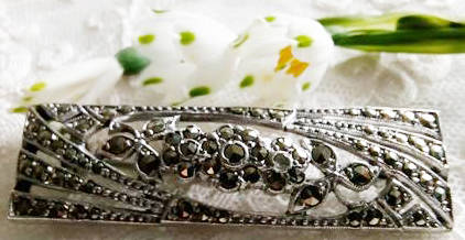 VINTAGE. ART DECO DESIGN, STERLING SILVER MARCASITE BROOCH.