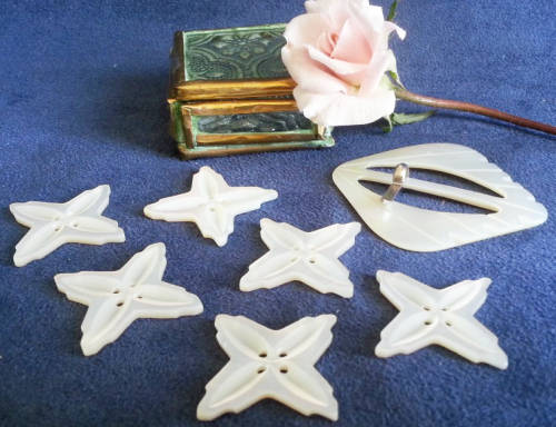 VINTAGE MOTHER OF PEARL BUTTONS AND BUCKLE.....INCLUDED SMALL GLASS AND BRASS TRINKET BOX