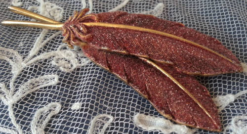 LARGE GERMAN MADE, VINTAGE ENAMEL AND GOLD PLATED ? BROOCH WITH A FEATHER DESIGN