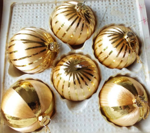 STUNNING VINTAGE CHRISTMAS TREE BAUBLES .