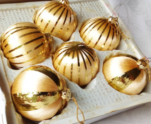 STUNNING VINTAGE CHRISTMAS TREE BAUBLES .