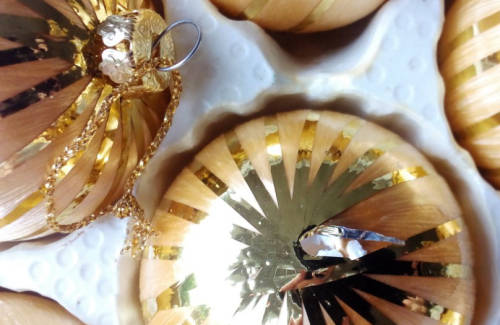 STUNNING VINTAGE CHRISTMAS TREE BAUBLES .
