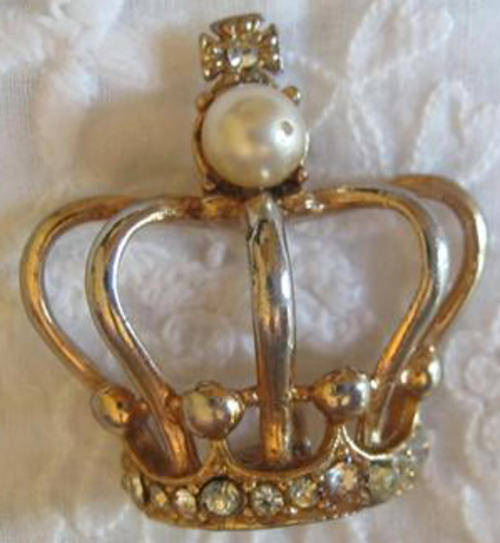 A RIGHT ROYAL VINTAGE, CROWN BROOCH, GILT METAL WITH FAUX PEARL AND DIAMANTE.