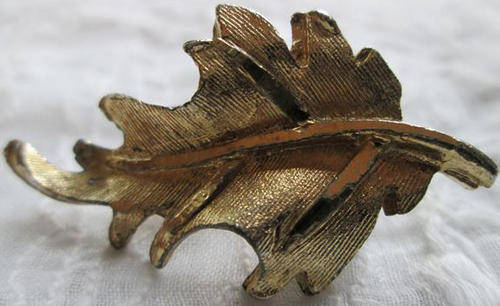 PAIR OF VINTAGE,  SIGNED B.S.K. GOLD TONE, LEAF DESIGN, CLIP ON EARINGS.