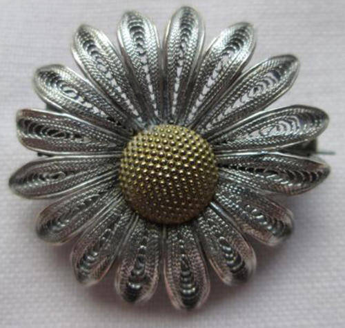 VINTAGE SILVER FILIGREE BROOCH DESIGNED AS A DAISY, C SHAPE CLASP..