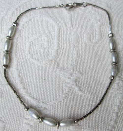 DAINTY PEARL BRACELET WITH SILVER METAL CHAIN AND CLASP, GREAT CONDITION.