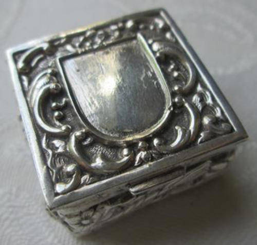 VINTAGE SILVER PILL BOX, DECORATIVE BAND OF FLOWERS, GRAPES AND WHEAT