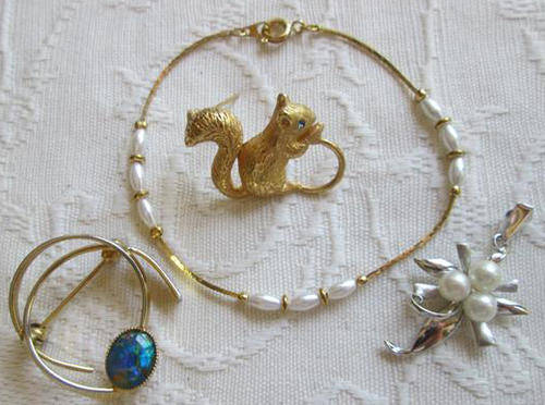 ASSORTMENT OF COSTUME JEWELLERY, 2 BROOCHES, 1 PENDANT AND A BRACELET