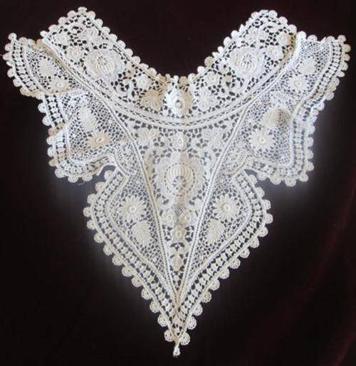 BEAUTIFUL VICTORIAN LACE COLLAR / " BIB"  PERFECT FOR FRAMING....