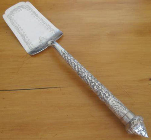 VINTAGE / ANTIQUE HAND WORKED PERSIAN SILVER LARGE SERVING CAKE LIFT WITH DETAILED DESIGN HANDLE