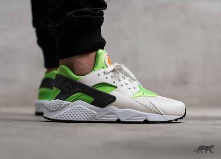 NIKE ORIGNAL AIR HUARACHE FOR MEN SIZE UK 11 (SA 11)!!!MARKET VALUE R1999.99