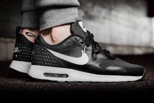 NIKE ORIGNAL AIR MAX TAVAS FOR MEN SIZE UK 6 (SA 6)!!!!!MARKET VALUE R1999.99
