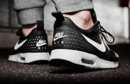 NIKE ORIGNAL AIR MAX TAVAS FOR MEN SIZE UK 6 (SA 6)!!!!!MARKET VALUE R1999.99