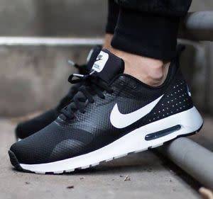 NIKE ORIGNAL AIR MAX TAVAS FOR MEN SIZE UK 9 (SA 9)!!!!!MARKET VALUE R1999.99