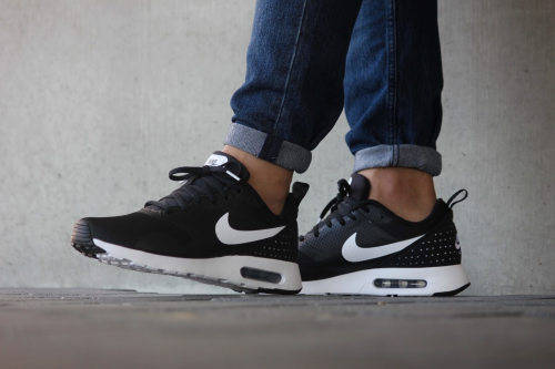 NIKE ORIGNAL AIR MAX TAVAS FOR MEN SIZE UK 9 (SA 9)!!!!!MARKET VALUE R1999.99