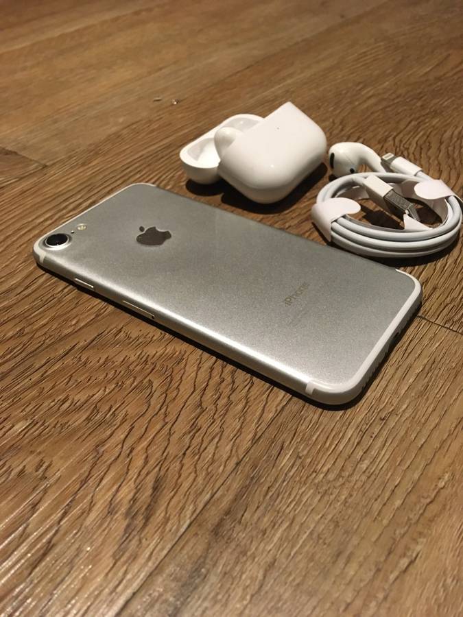 iPhone 7 32 GB And Airpods