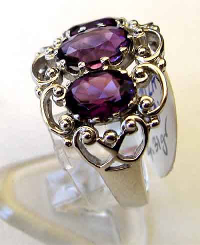 Superb, 9K White solid Gold and Amethysts Ring