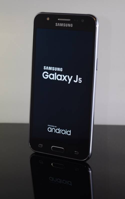 Excellent Condition Samsung Galaxy J5 Dual Sim with warranty - Free Courier to your Door !