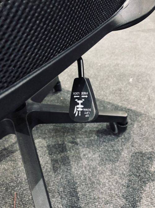 BRAND NEW Executive Comfortable Office Chair with Wheels and Adjustable Height.