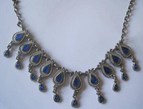 Charming collar necklace, blue stones.