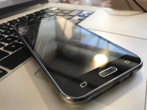 Samsung J5 8GB Black (Needs new screen)
