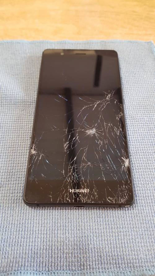 Huawei P9 Lite Black 16GB {screen glass cracked}