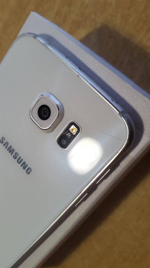 Samsung Galaxy S6 32GB White Pearl Limited Edition! {Good condition + Wireless charger}